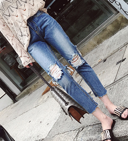 Дамски дънки с разкъсани мотиви и висока талия - Slim модел