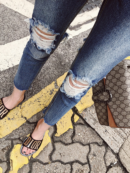 Дамски дънки с разкъсани мотиви и висока талия - Slim модел