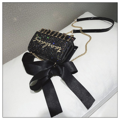 Модерна дамска чанта с лъскаво покритие и панделка