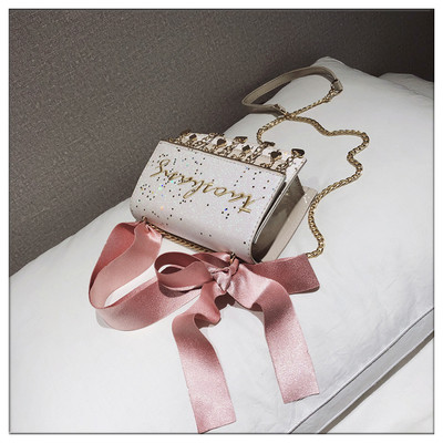 Модерна дамска чанта с лъскаво покритие и панделка