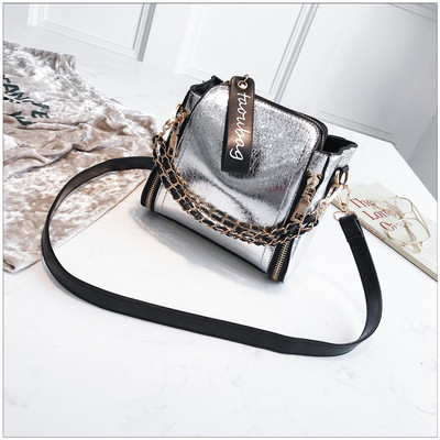 Модерна дамска чанта с дълга дръжка и лъскаво покритие