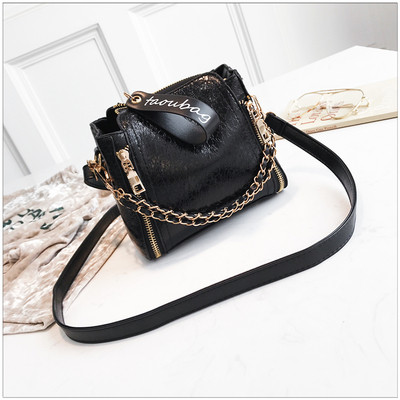 Модерна дамска чанта с дълга дръжка и лъскаво покритие