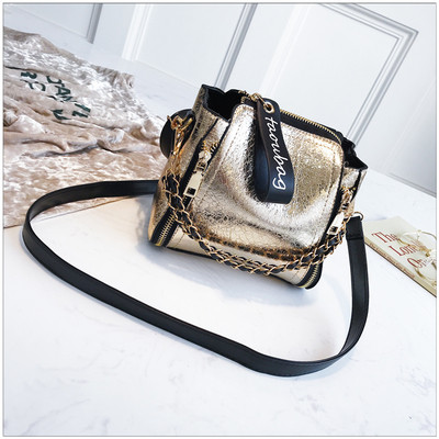 Модерна дамска чанта с дълга дръжка и лъскаво покритие