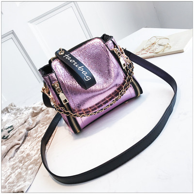 Модерна дамска чанта с дълга дръжка и лъскаво покритие