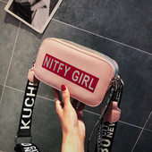 Дамска чанта с надписи и дебела дръжка в няколко цвята