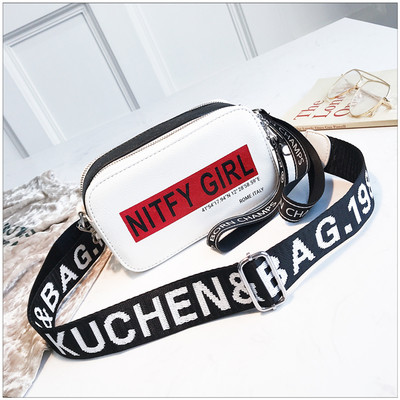 Дамска чанта с надписи и дебела дръжка в няколко цвята