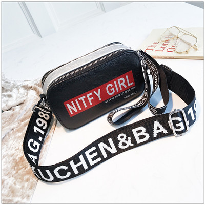 Дамска чанта с надписи и дебела дръжка в няколко цвята