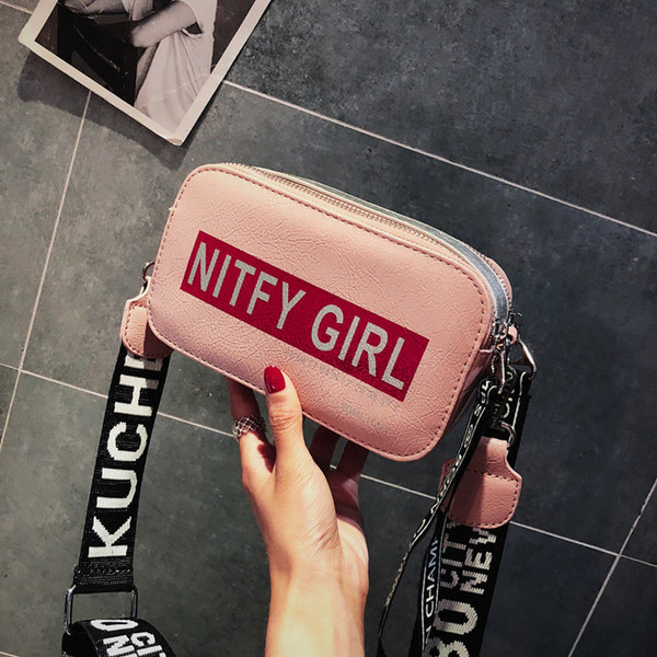 Дамска чанта с надписи и дебела дръжка в няколко цвята