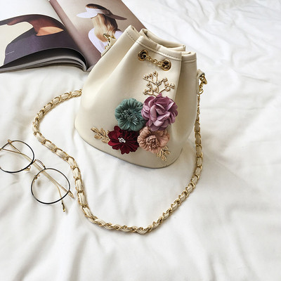 Дамска чанта с дълга верижка и 3D цветя - няколко цвята