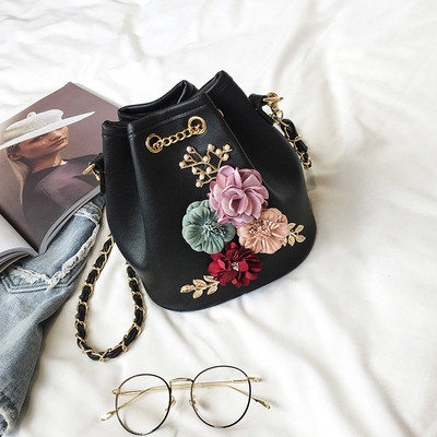 Дамска чанта с дълга верижка и 3D цветя - няколко цвята