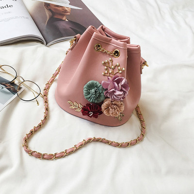 Дамска чанта с дълга верижка и 3D цветя - няколко цвята