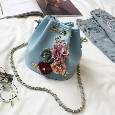 Дамска чанта с дълга верижка и 3D цветя - няколко цвята