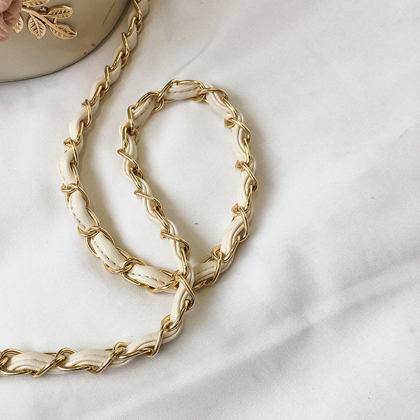 Дамска чанта с дълга верижка и 3D цветя - няколко цвята