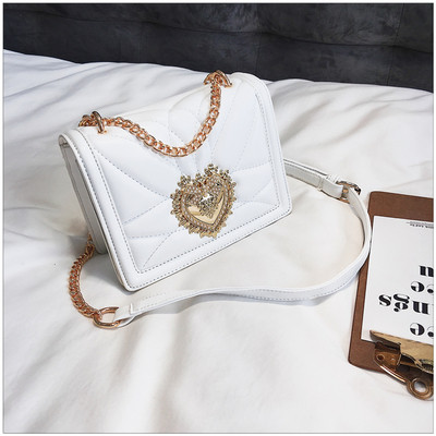 Дамска чанта с метална декорация във формата на сърце - няколко цвята