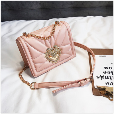 Дамска чанта с метална декорация във формата на сърце - няколко цвята