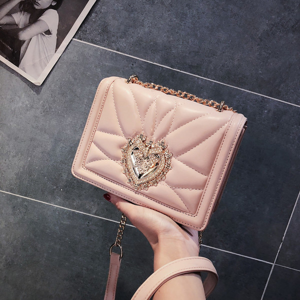 Дамска чанта с метална декорация във формата на сърце - няколко цвята