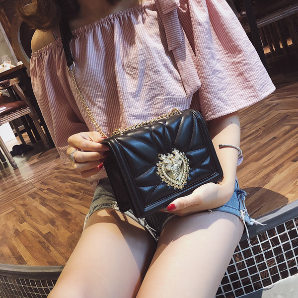 Дамска чанта с метална декорация във формата на сърце - няколко цвята