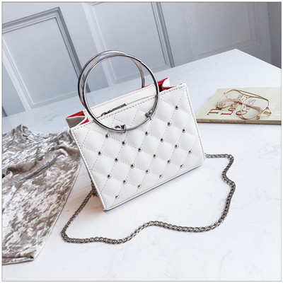 Дамска чанта с метална декорация и верижка в няколко цвята