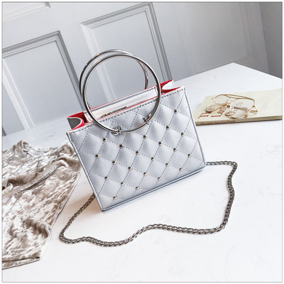 Дамска чанта с метална декорация и верижка в няколко цвята