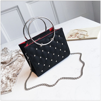 Дамска чанта с метална декорация и верижка в няколко цвята