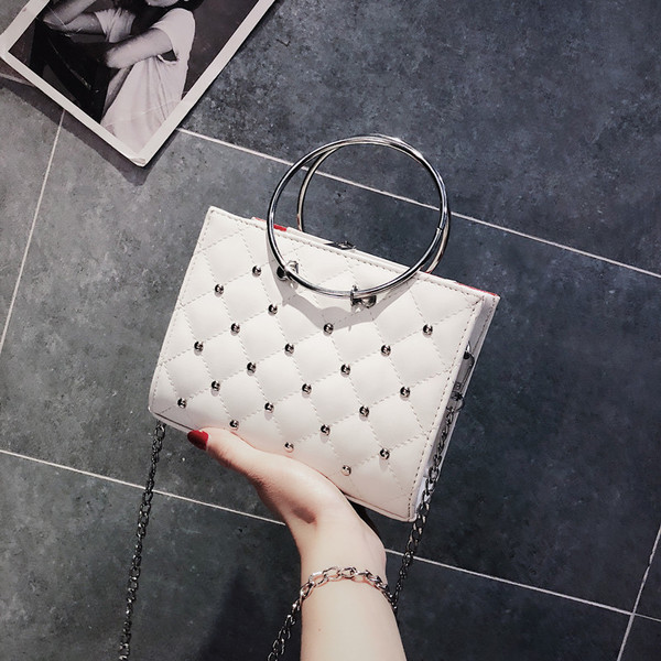 Дамска чанта с метална декорация и верижка в няколко цвята