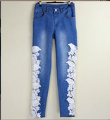 Дамски дънки в светъл цвят с бяла дантела 