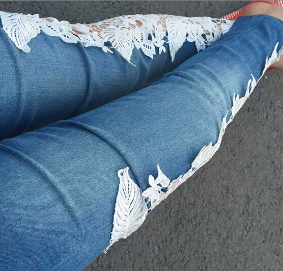 Дамски дънки в светъл цвят с бяла дантела 