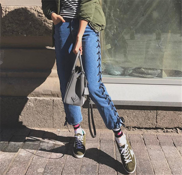 Дамски дънки с кръстосани черни връзки