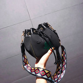 Дамска чанта с бродерия и шарена дръжка - няколко цвята