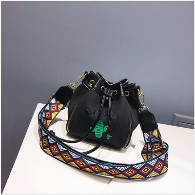 Дамска чанта с бродерия и шарена дръжка - няколко цвята