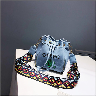 Дамска чанта с бродерия и шарена дръжка - няколко цвята