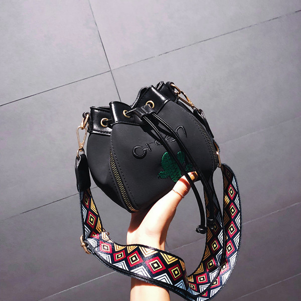 Дамска чанта с бродерия и шарена дръжка - няколко цвята