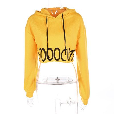 Спортен дамски топ в жълт и бял цвят с качука и надпис