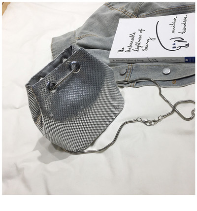 Дамска модерна чанта с лъскаво покритие и верижка - няколко цвята