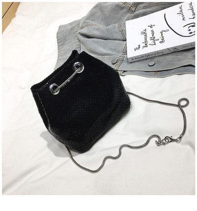 Дамска модерна чанта с лъскаво покритие и верижка - няколко цвята