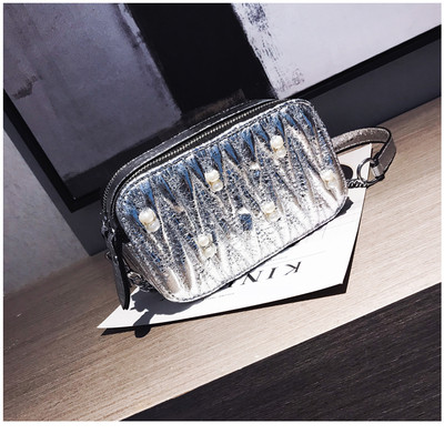 Дамска малка чанта с перли и цветна дръжка