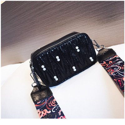 Дамска малка чанта с перли и цветна дръжка