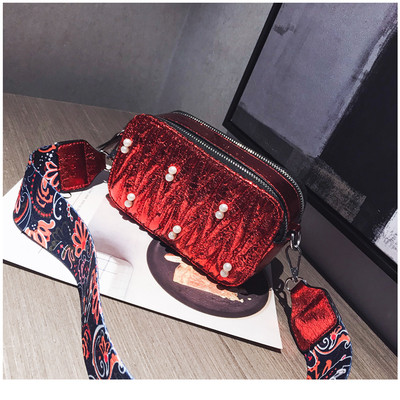 Дамска малка чанта с перли и цветна дръжка