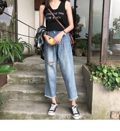 Дамски дънки широк модел с разкъсани мотиви