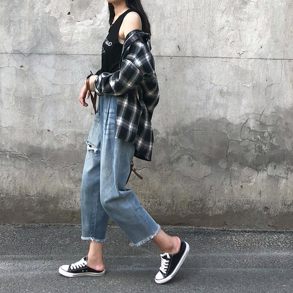 Дамски дънки широк модел с разкъсани мотиви