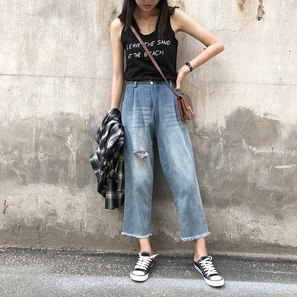 Дамски дънки широк модел с разкъсани мотиви