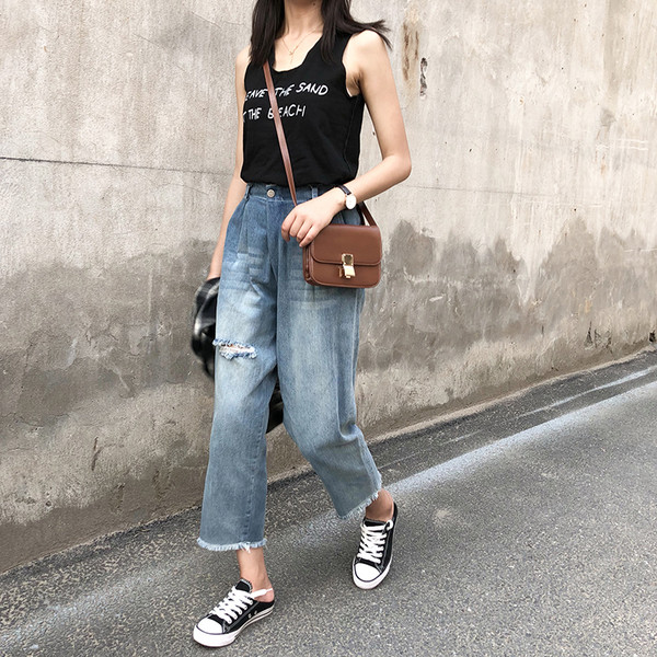 Дамски дънки широк модел с разкъсани мотиви