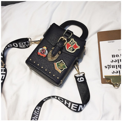 Дамска раница с бродерия и катарама - различни цветове