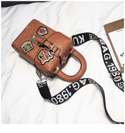 Дамска раница с бродерия и катарама - различни цветове