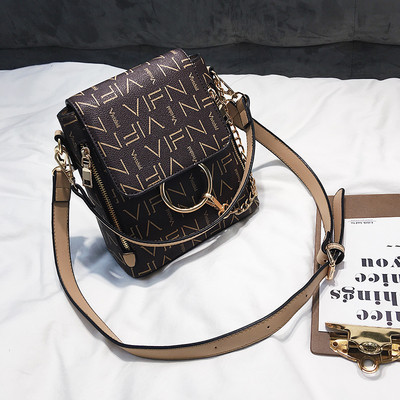 Дамска раница с надписи в няколко цвята