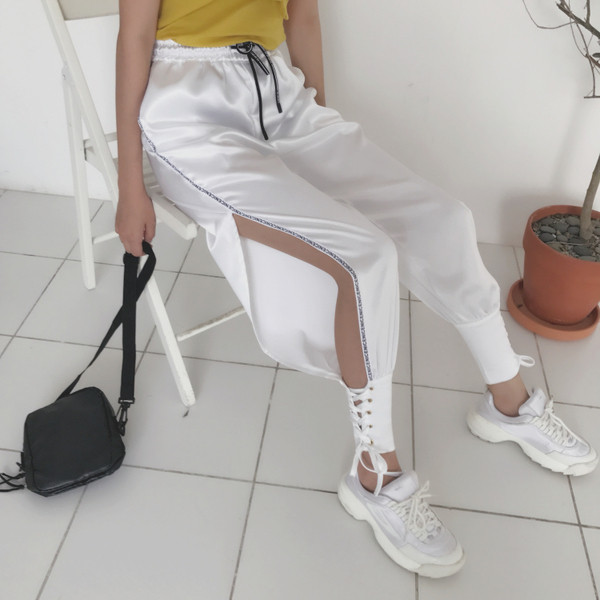 Сатенен дамски панталон с цепки и връзки в бял и червен цвят