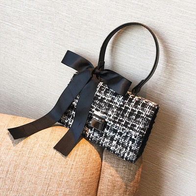 Дамска модерна чанта с панделка в два цвята