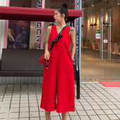 Модерен дамски гащеризон в червен цвят с широки презрамки и 7/8 дължина