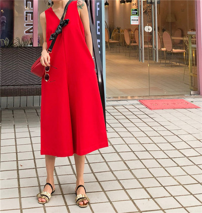 Модерен дамски гащеризон в червен цвят с широки презрамки и 7/8 дължина