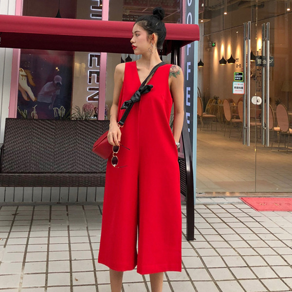 Модерен дамски гащеризон в червен цвят с широки презрамки и 7/8 дължина